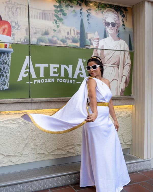 Modelo vestida de diosa griega frente a la tienda de Atena